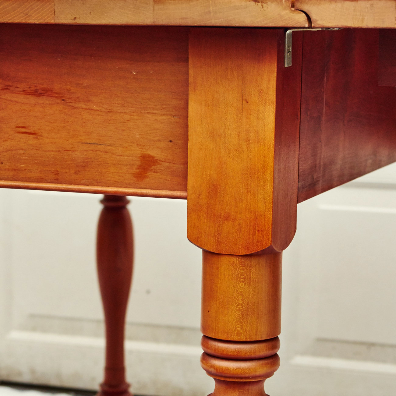 McMahan Furniture Vintage Drop Leaf Cherry Table EBTH